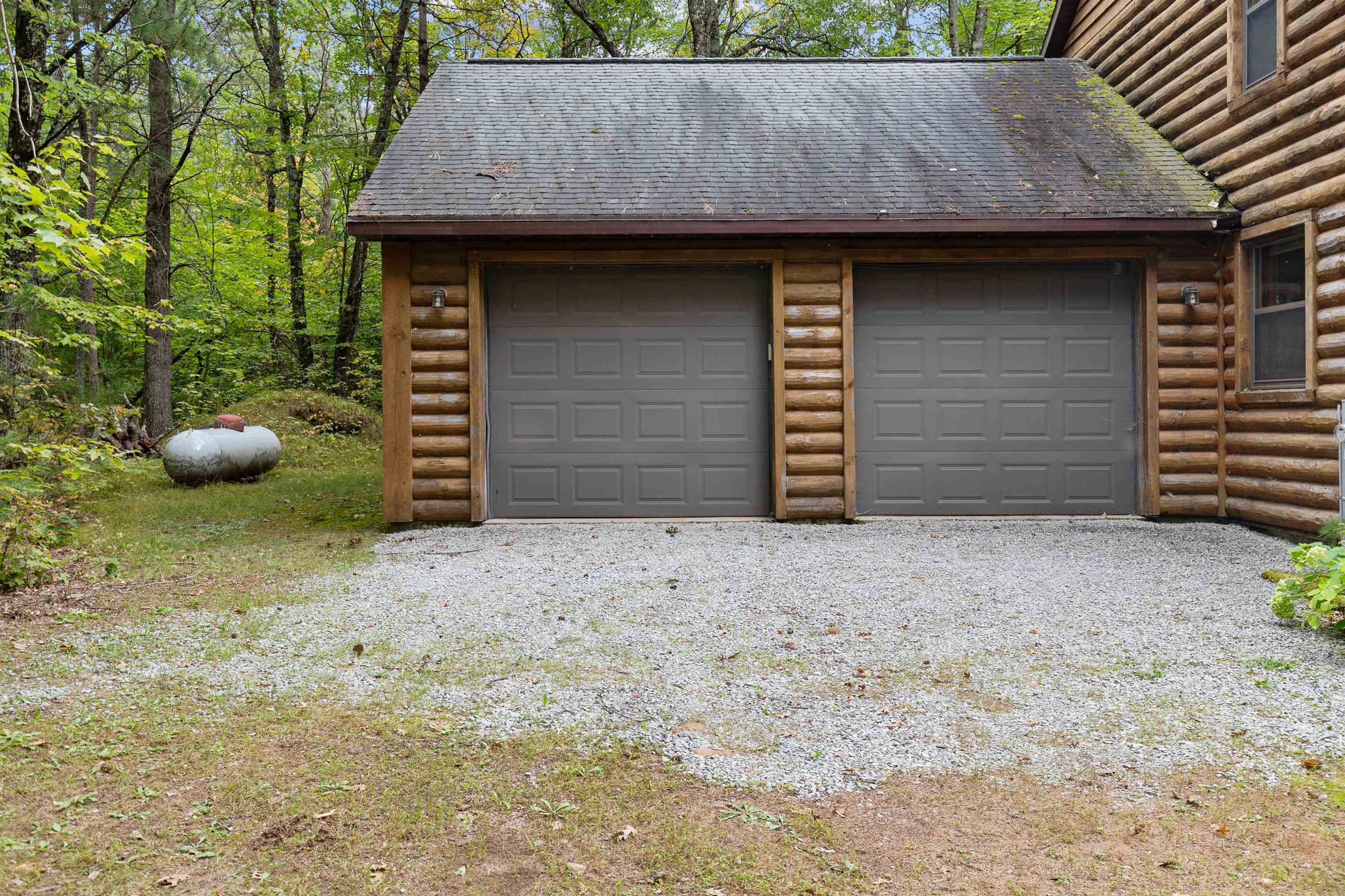 Experience the best of Legend Lake in this charming 1.5-story cottage. – image 36