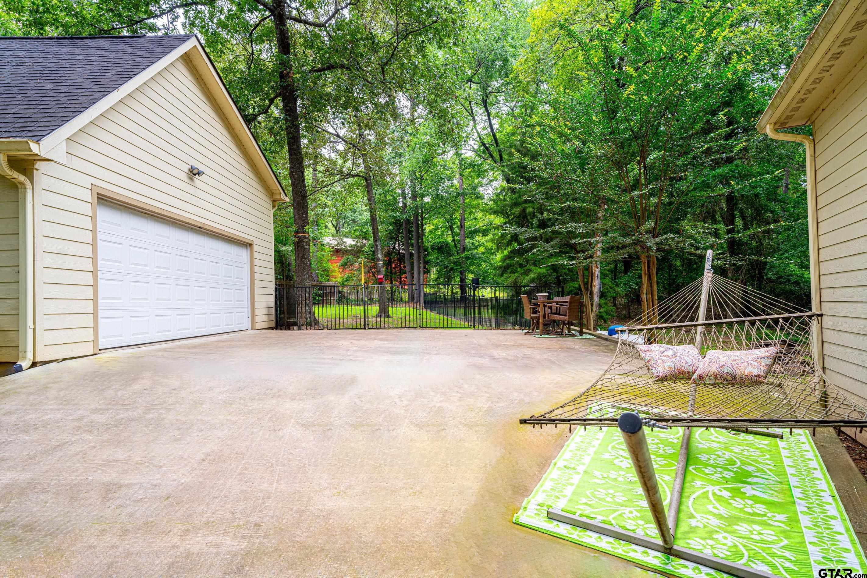 Located in the sought-after Tall Tree subdivision just across the stre – image 28