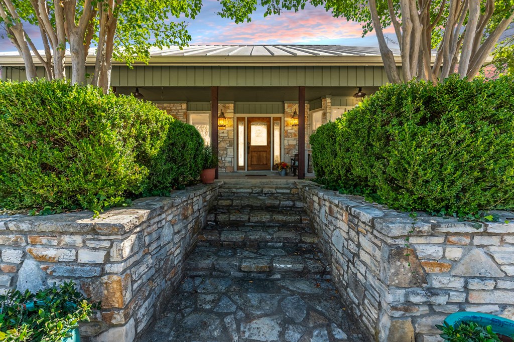 Unrestricted 3-acre property designed with homesteading & self-suffici – image 6