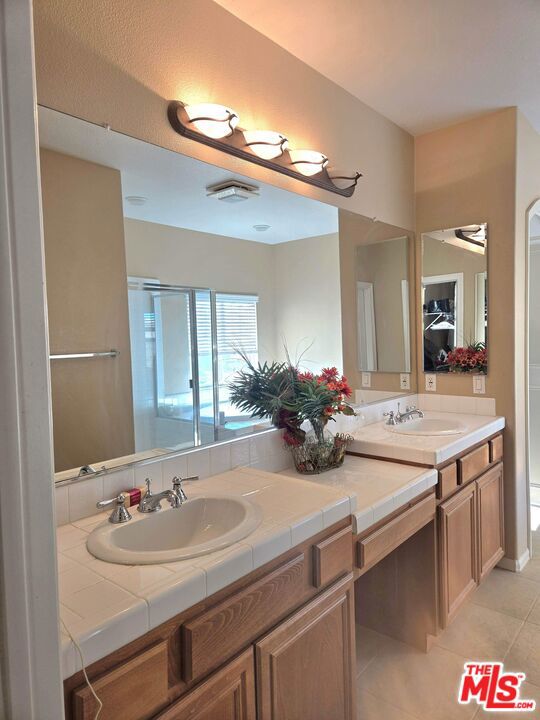 Stunning 5-bedroom, 4-bathroom, 2-story single-family home in the high – image 43