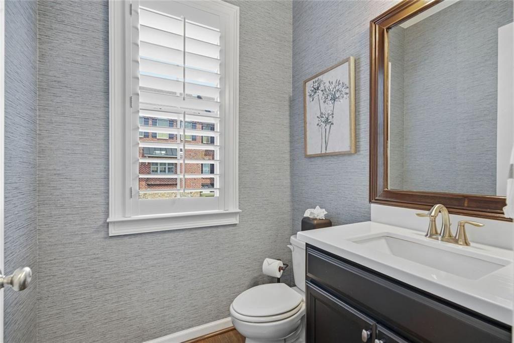 This beautifully maintained townhome in Sandy Springs offers an except – image 19