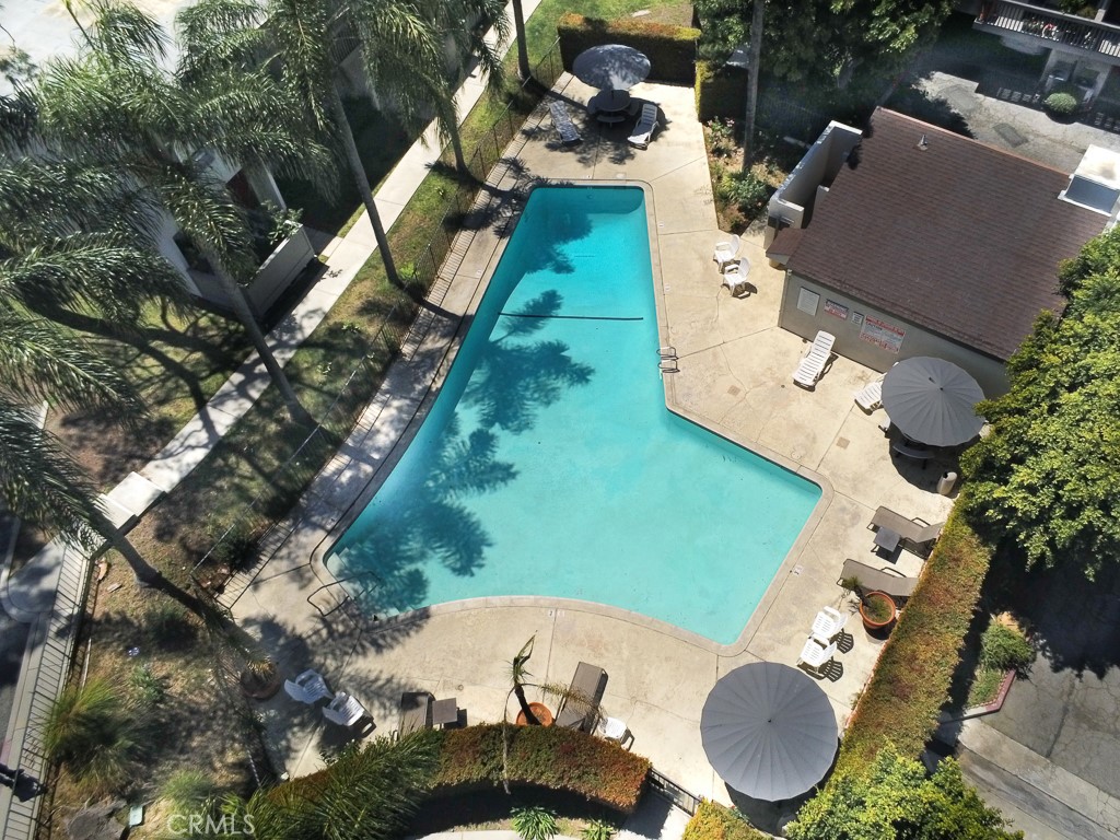 Spacious 3-bedroom, 2-bathroom town-house located in the highly desira – image 15