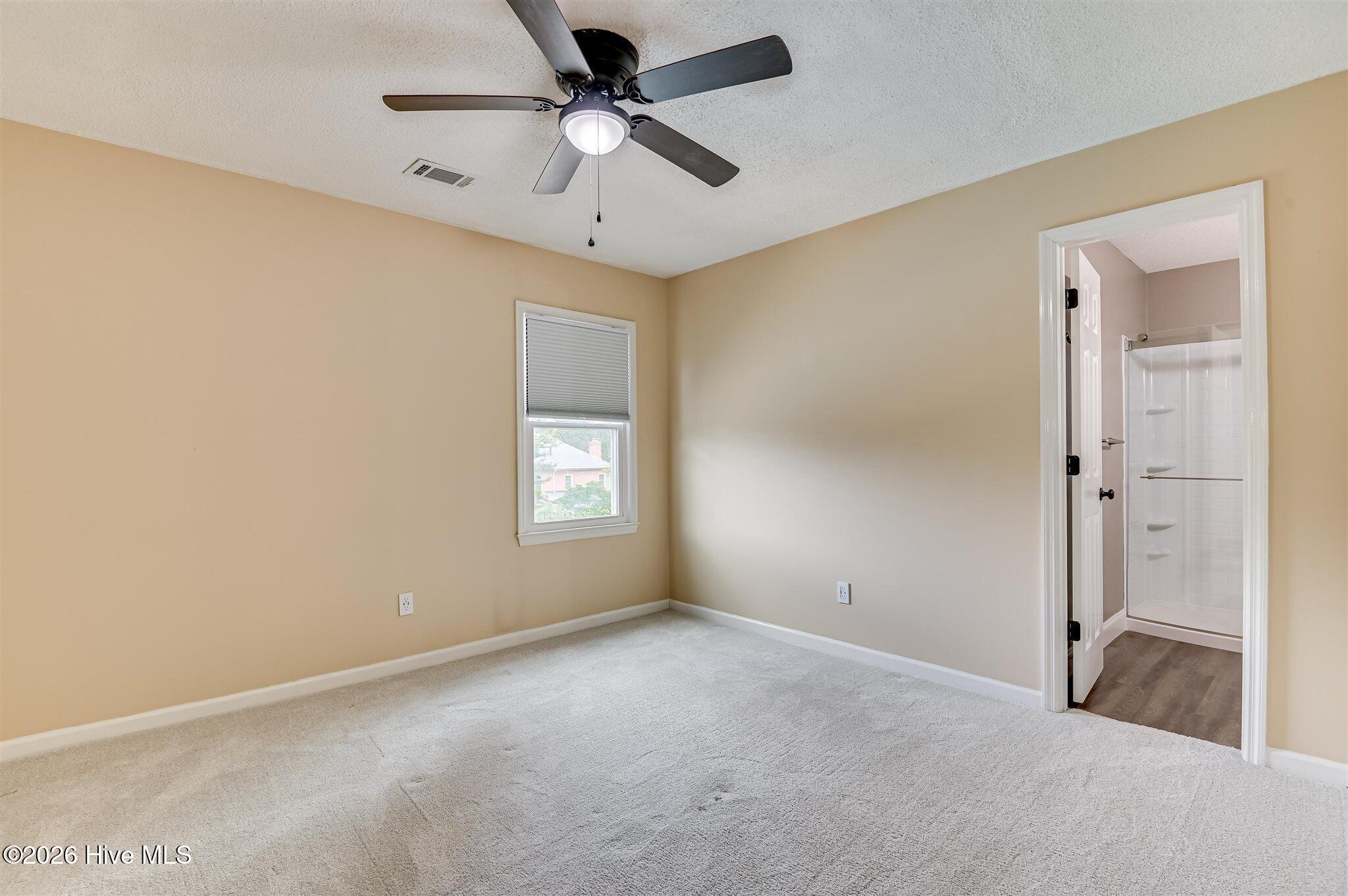 Welcome to this stunning brick home nestled on a quiet cul-de-sac in t – image 40