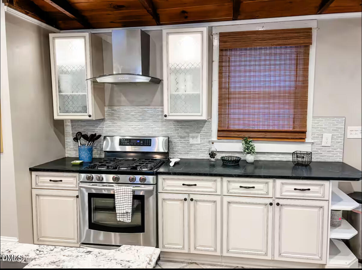 Located in the Oakwood District of Raleigh 405 Morson St blends timele – image 7