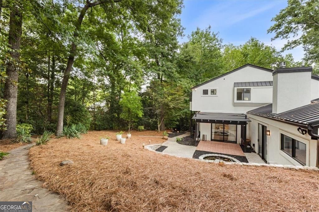 Gracious proportions and well-defined living spaces offer the perfect – image 63