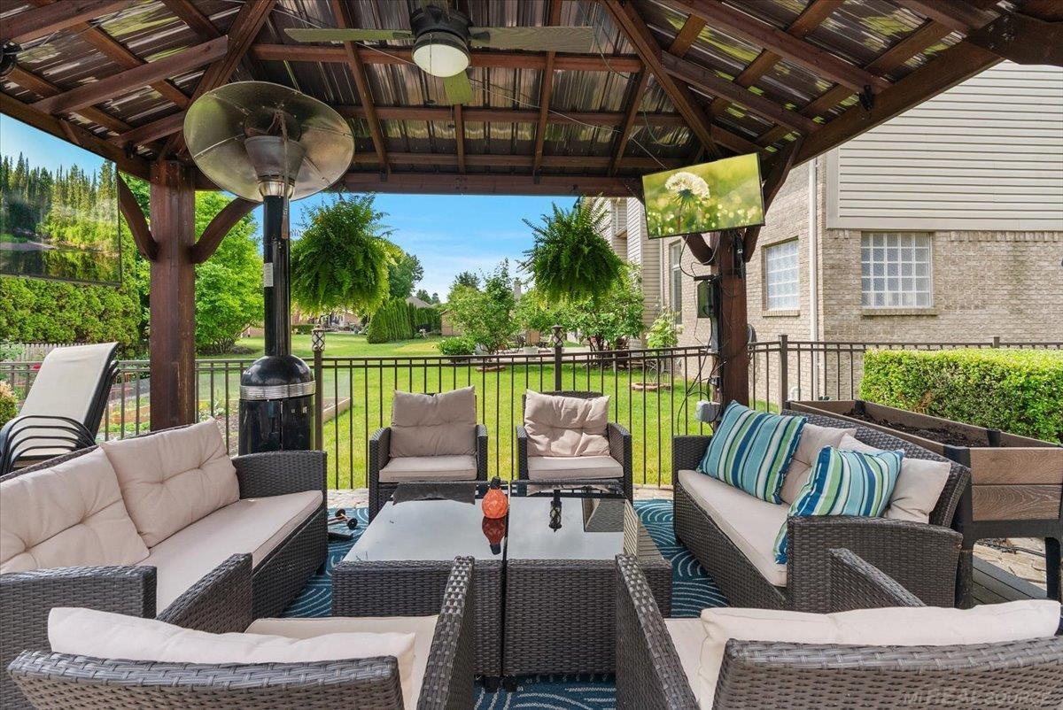 Rare find! Beautiful 4 Bedrom Split Level home with inground pool loca – image 13