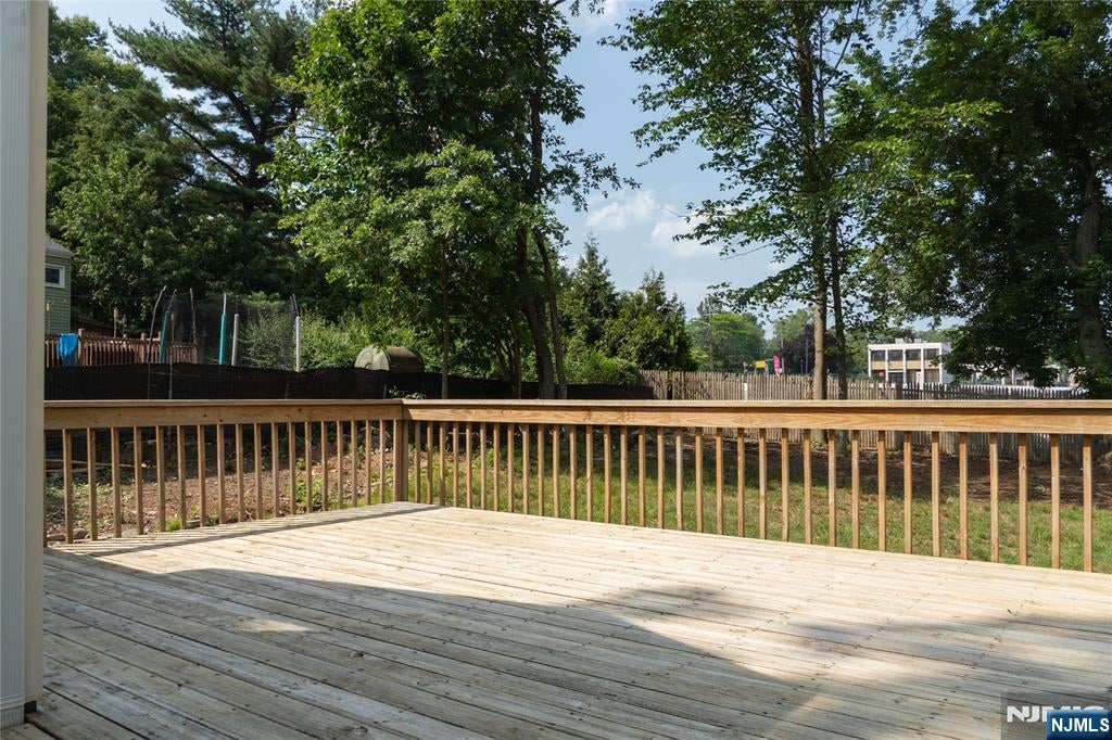 Welcome to 25 Lakeview Drive in Emerson! This beautifully renovated 3- – image 40