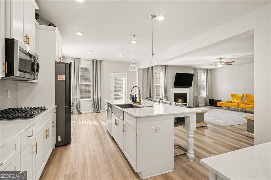 Beautiful home in the sought after Calcutta community! This spacious R – image 9