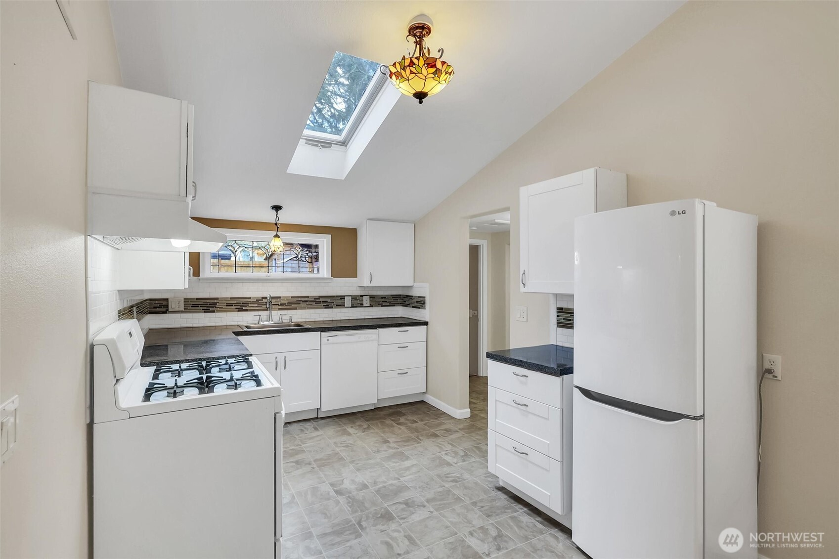 13722 13722 Interlake Avenue, Seattle, Washington, 98133, USA, 2 Bedrooms Bedrooms, ,2 BathroomsBathrooms,Residential,For Sale,13722 Interlake Avenue,2490690