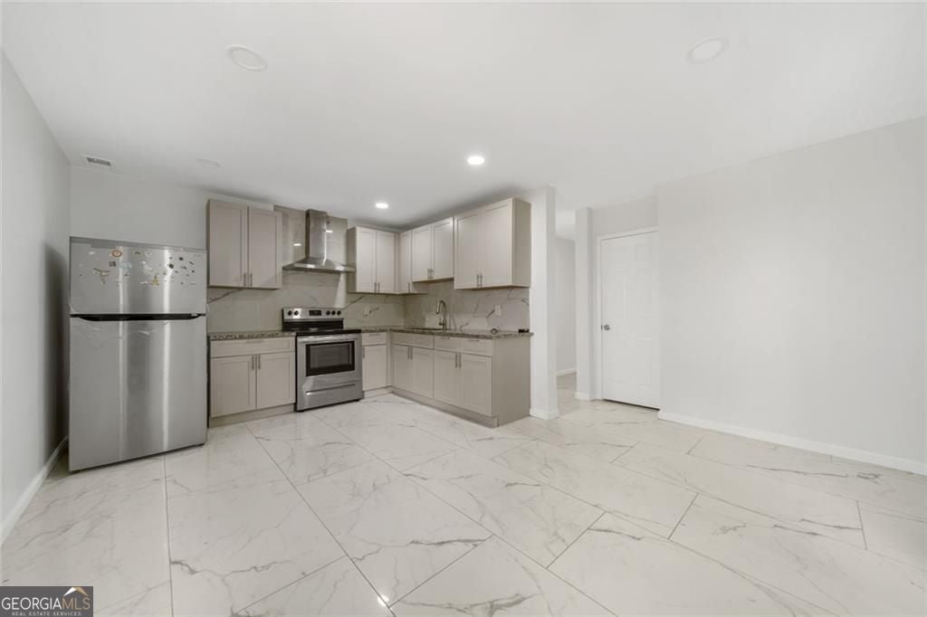 Just listed in the sought-after Arbors at Old Peachtree subdivision! T – image 20
