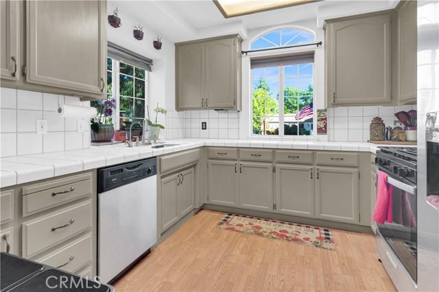 Charming, comfortable, and move-in readythis beautifully updated 3 bed – image 8