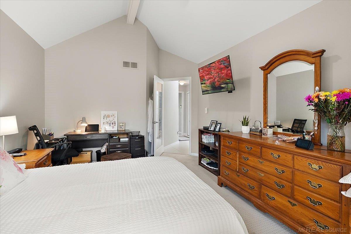 Rare find! Beautiful 4 Bedrom Split Level home with inground pool loca – image 35
