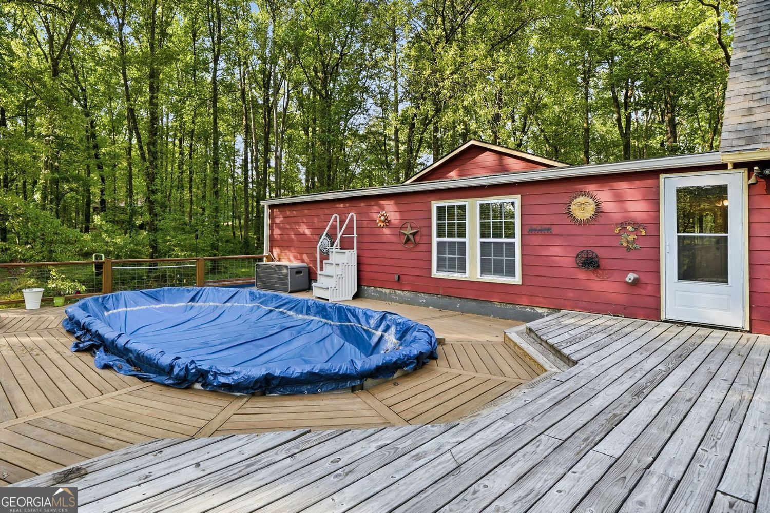 Escape to the perfect blend of privacy, functionality, and North Georg – image 33