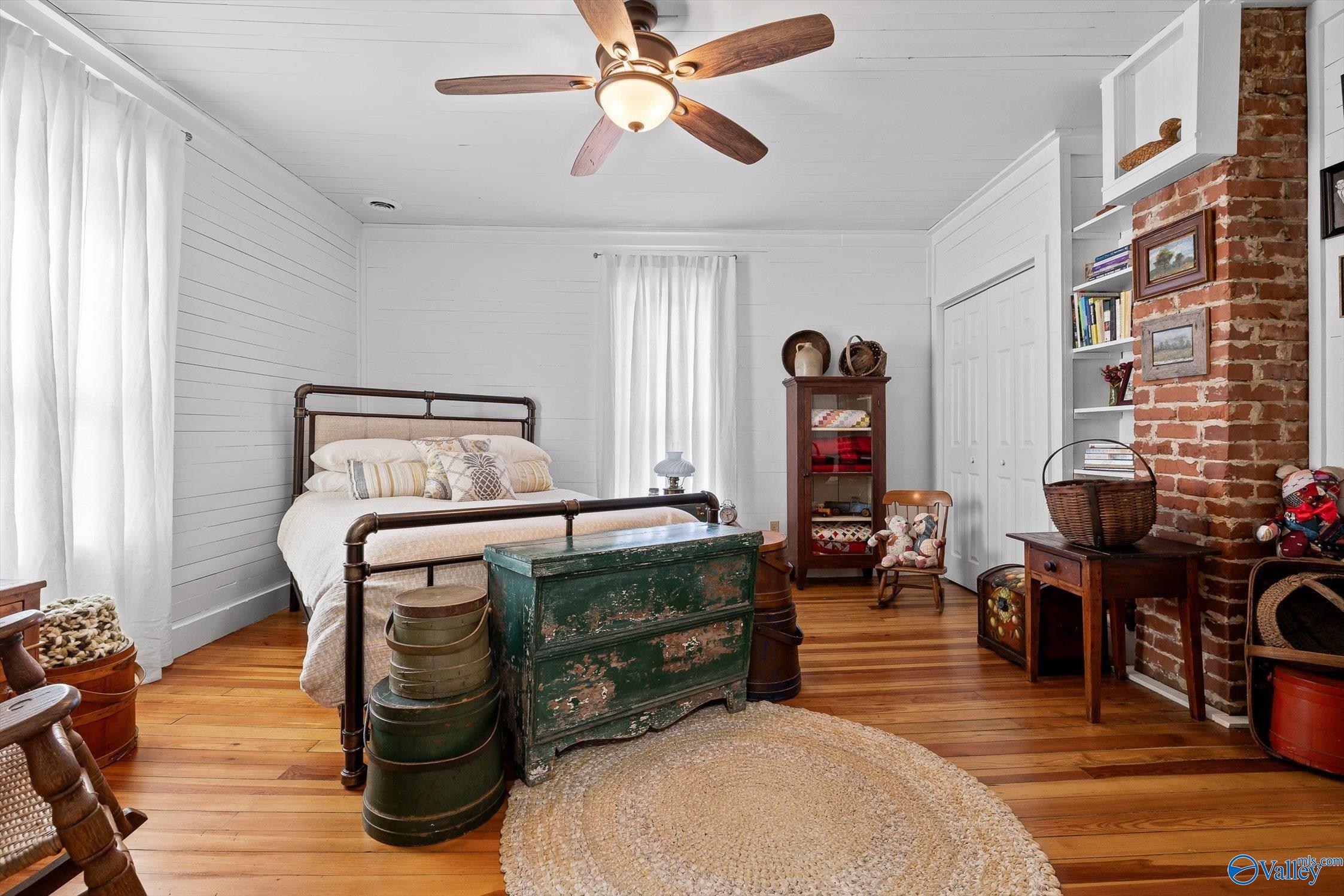 Irreplaceable Mentone charm meets thoughtful updates. Built in 1935, t – image 32
