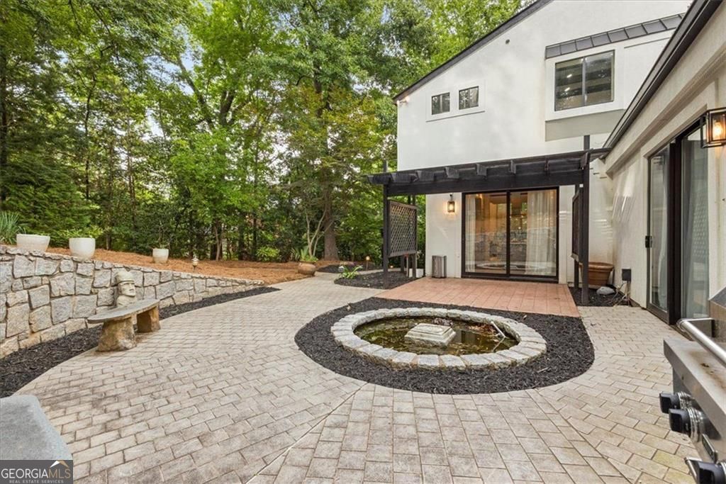 Gracious proportions and well-defined living spaces offer the perfect – image 57