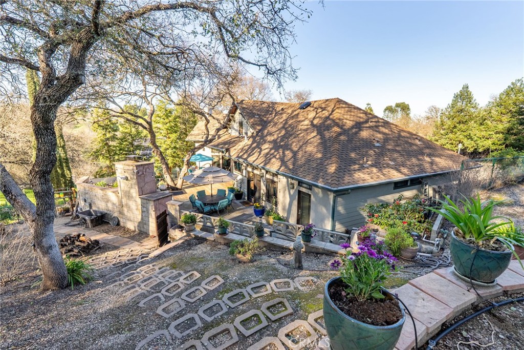 Located on the desirable West Side of Paso Robles, this custom-built 2 – image 41