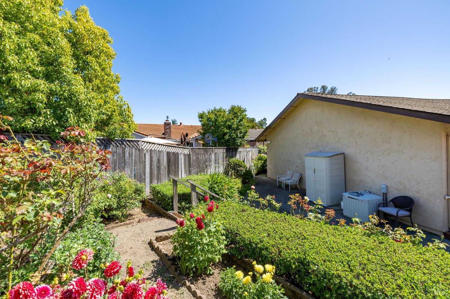 Welcome to 274 Beech Avenue, a beautifully maintained single-story hom – image 38