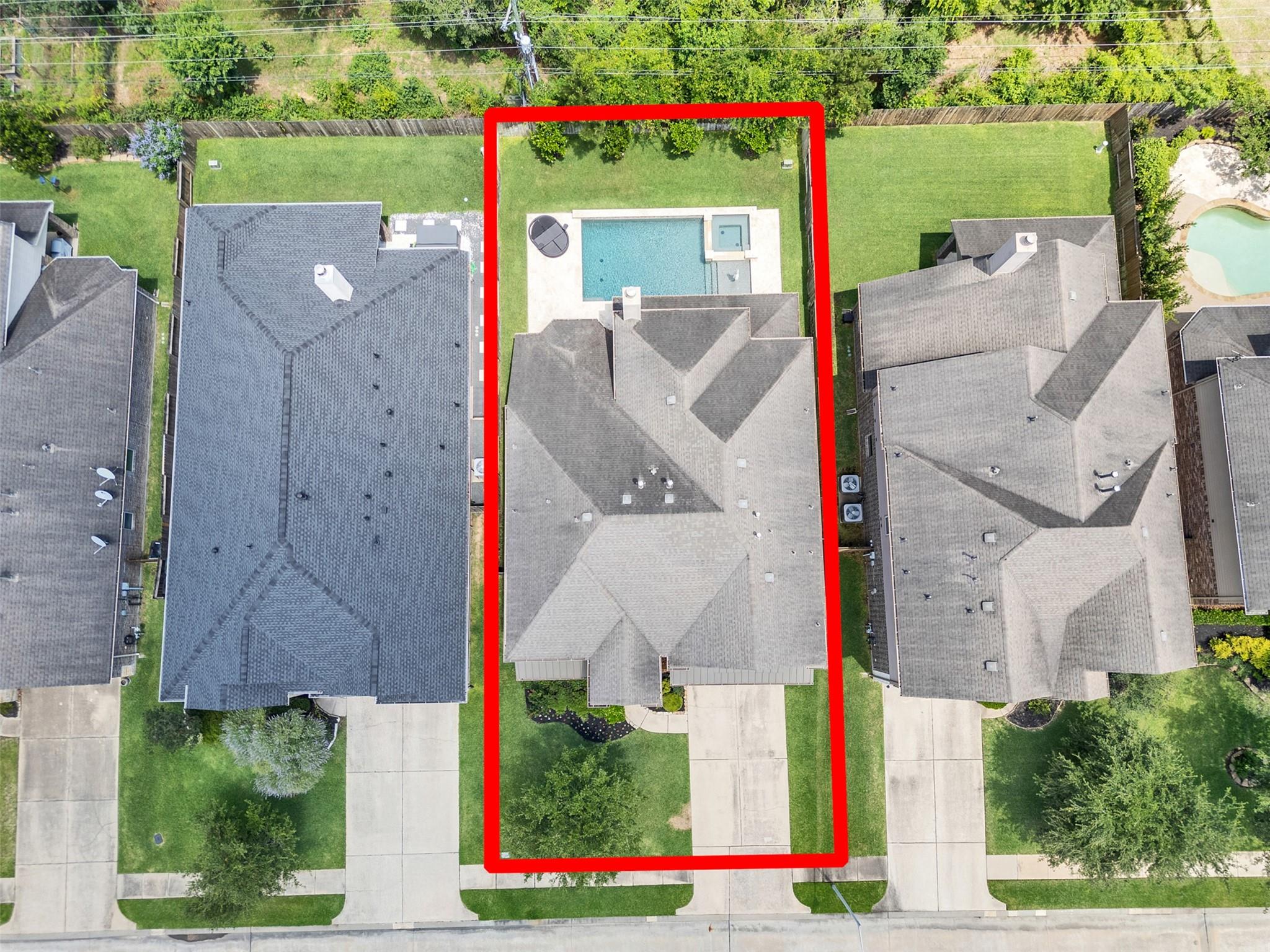 Nestled in a friendly community, this 4-bed, 3.5-bath home offers a pe – image 2