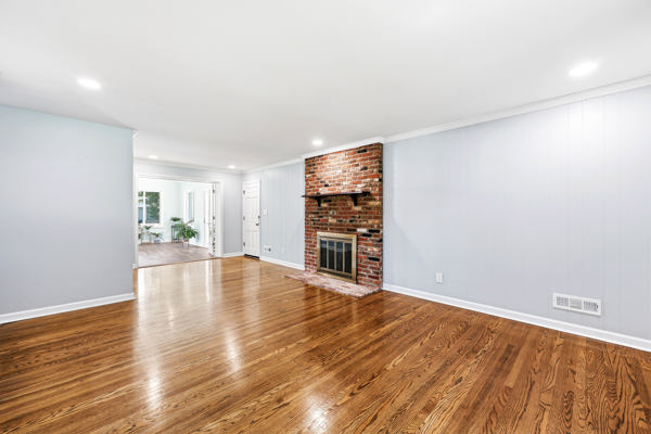 Welcome to this beautiful home that’s gleaming with pride and perfecti – image 19