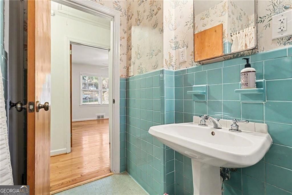 Classic four bedroom ranch in the Lakeside High School district. Step – image 25