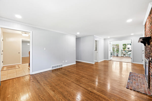 Welcome to this beautiful home that’s gleaming with pride and perfecti – image 18