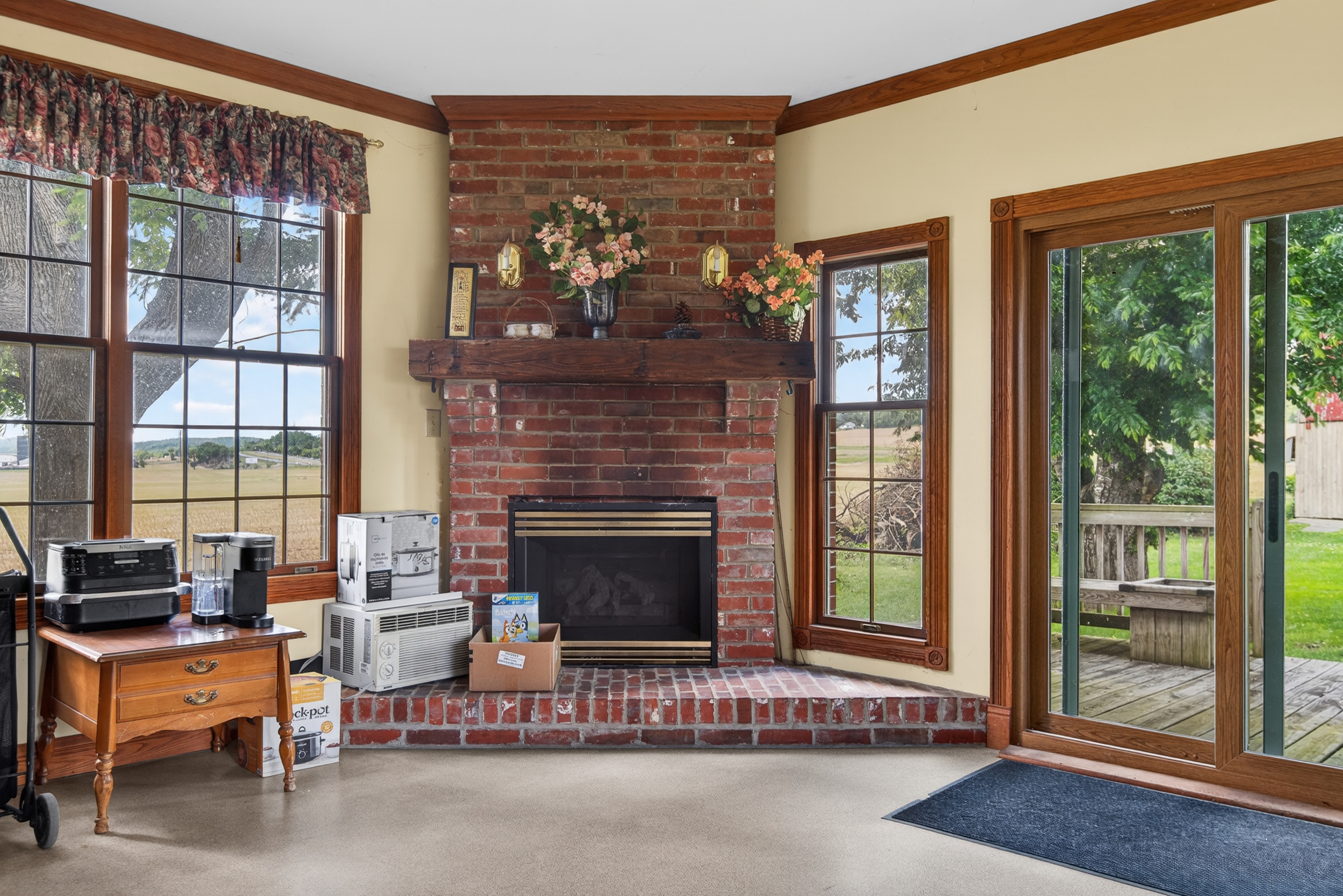 Endless possibilities await at 4023 Minute Drive! This unique and beau – image 7