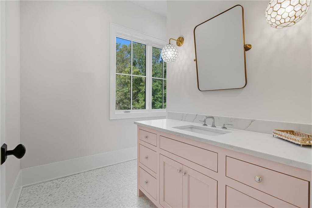 Beautiful Custom Home on gorgeous estate lot in exclusive Milton. This – image 43
