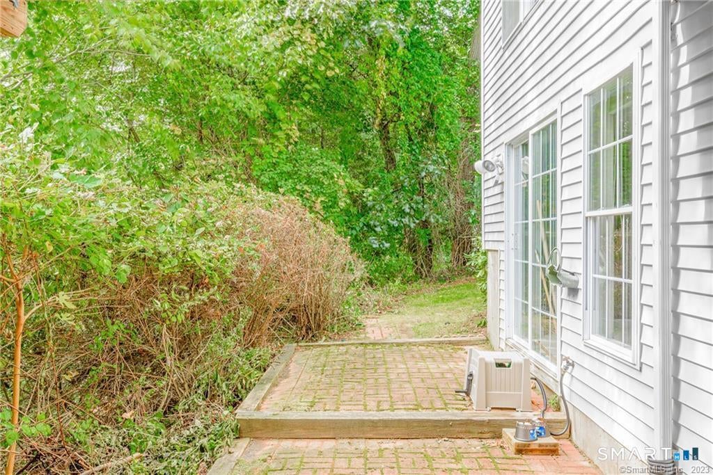 SPECTACULARLY DESIRABLE LOCATION! This rare-to-market single family is – image 4