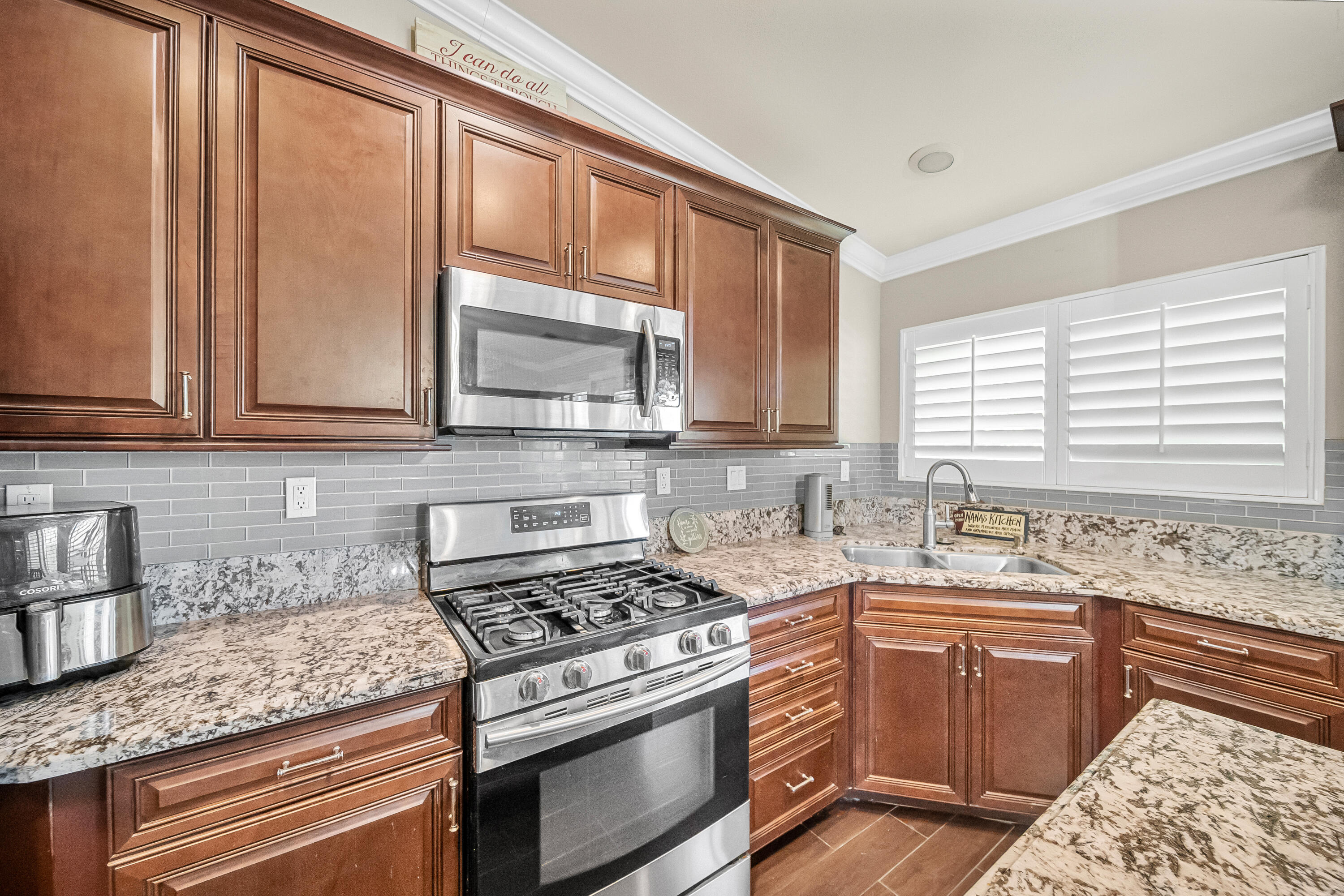 Welcome to this beautiful home in the highly desirable Villa Montego c – image 12