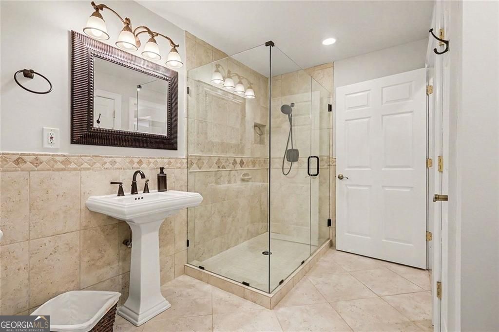 Welcome to this stunning home in beautiful Grayson, Georgia. Professio – image 48