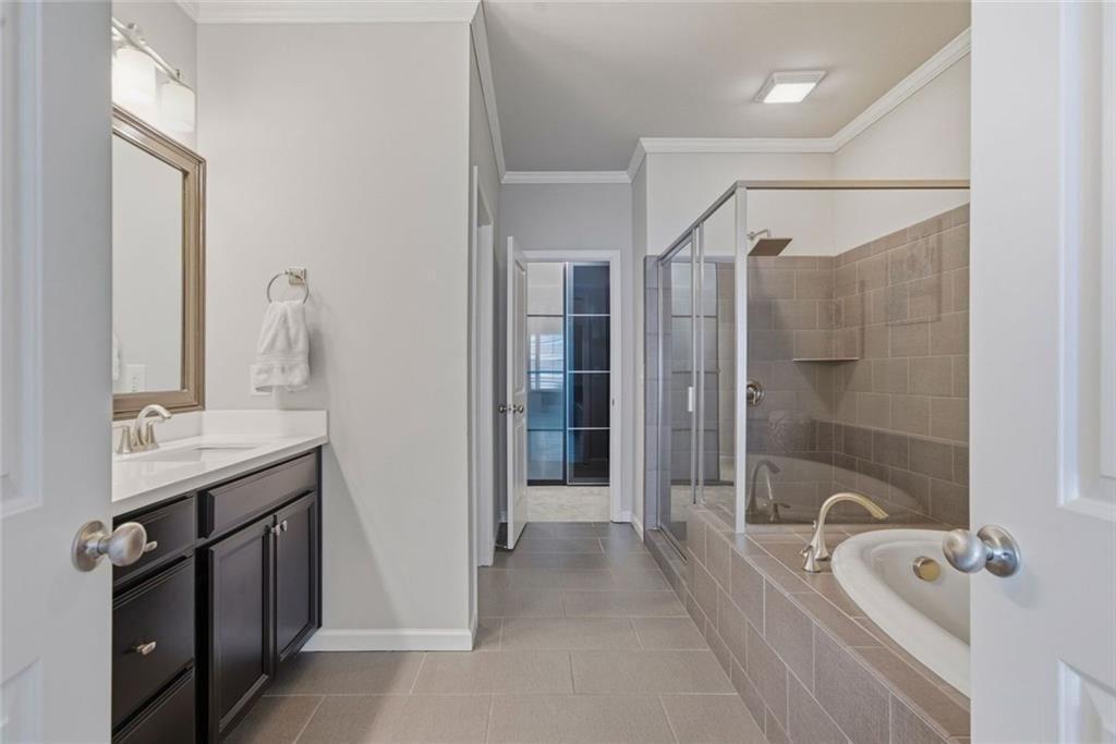 This beautifully maintained townhome in Sandy Springs offers an except – image 24