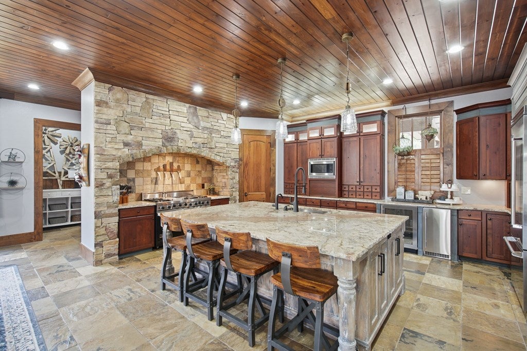 Architectural Mountain Sanctuary on 5+ Private Acres. Experience refin – image 43