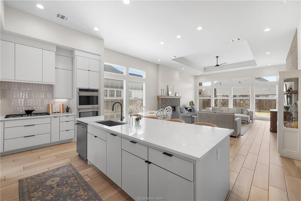 This stunning 4-bedroom, 4.5-bath modern home in Greens Prairie Reserv – image 1