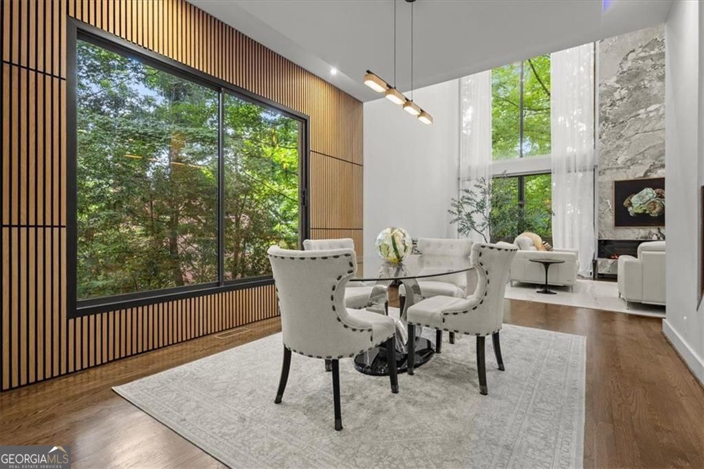 Gracious proportions and well-defined living spaces offer the perfect – image 11