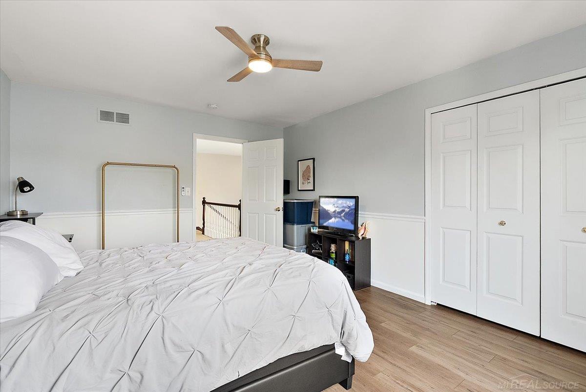 Rare find! Beautiful 4 Bedrom Split Level home with inground pool loca – image 40