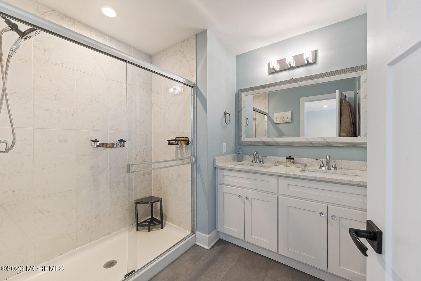 Beautifully maintained 3-bedroom, 2.5-bath home featuring an open-conc – image 17