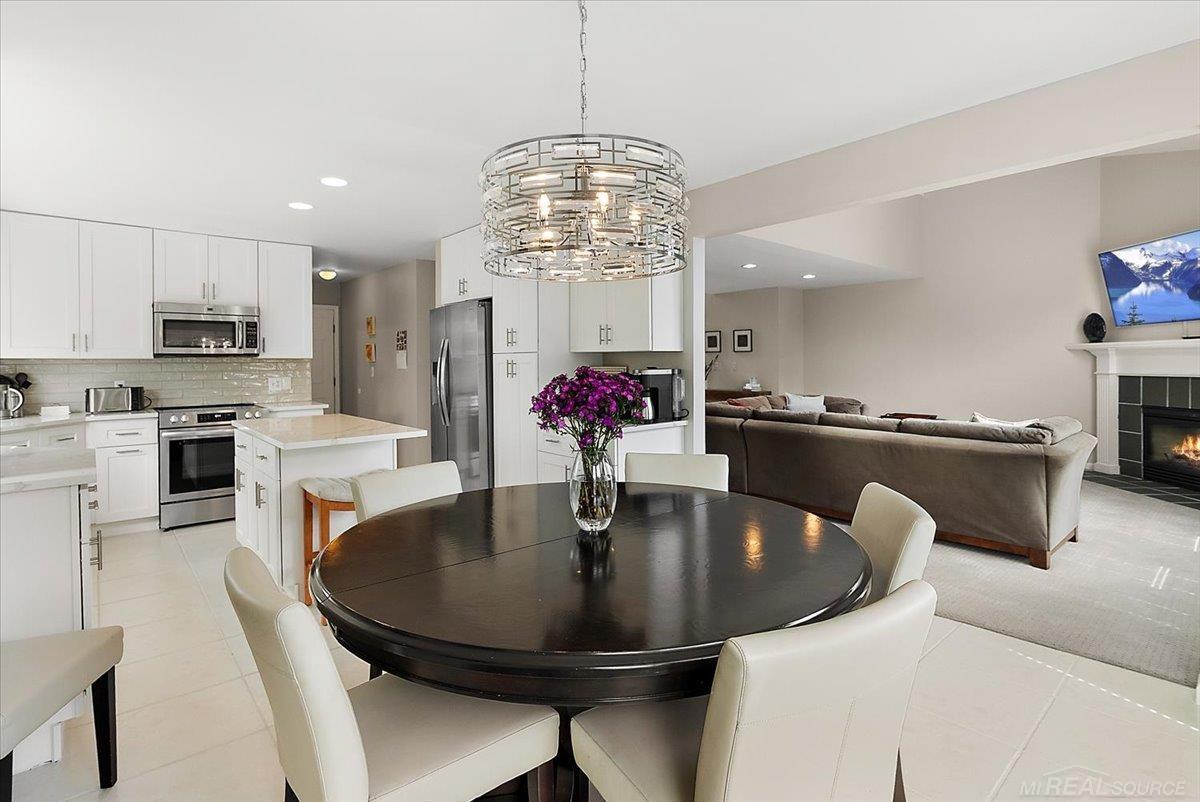 Rare find! Beautiful 4 Bedrom Split Level home with inground pool loca – image 22