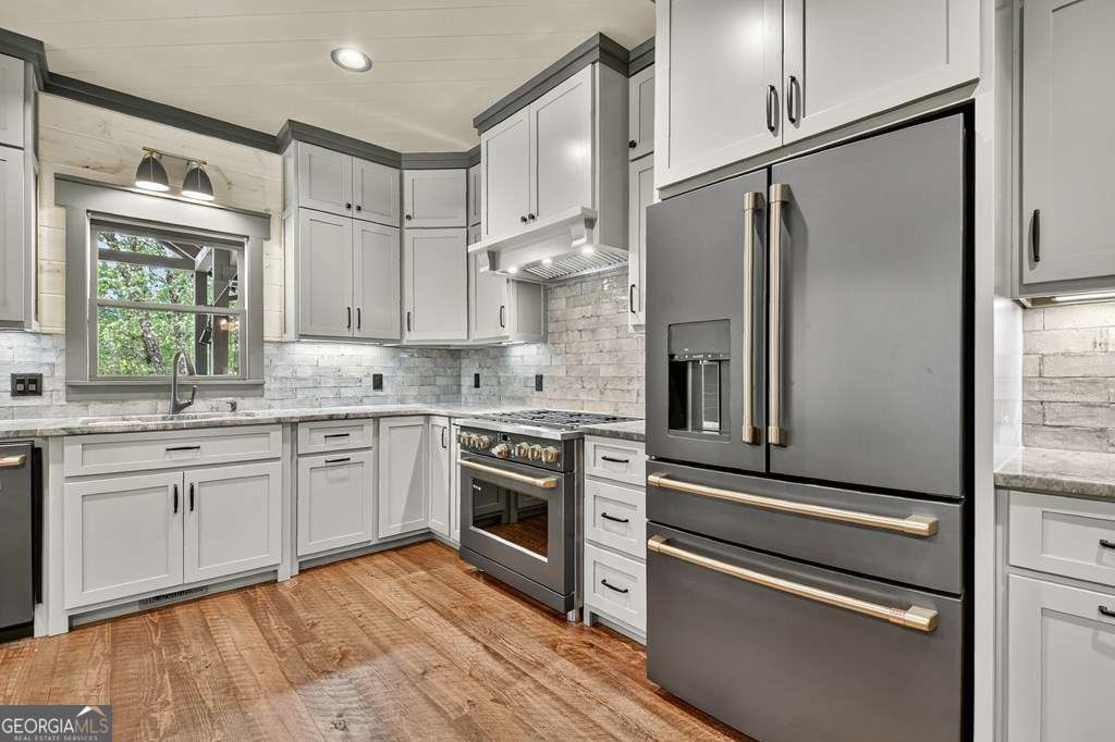 Welcome to your Private RIVERFRONT DREAM HOME on the shimmering shores – image 29