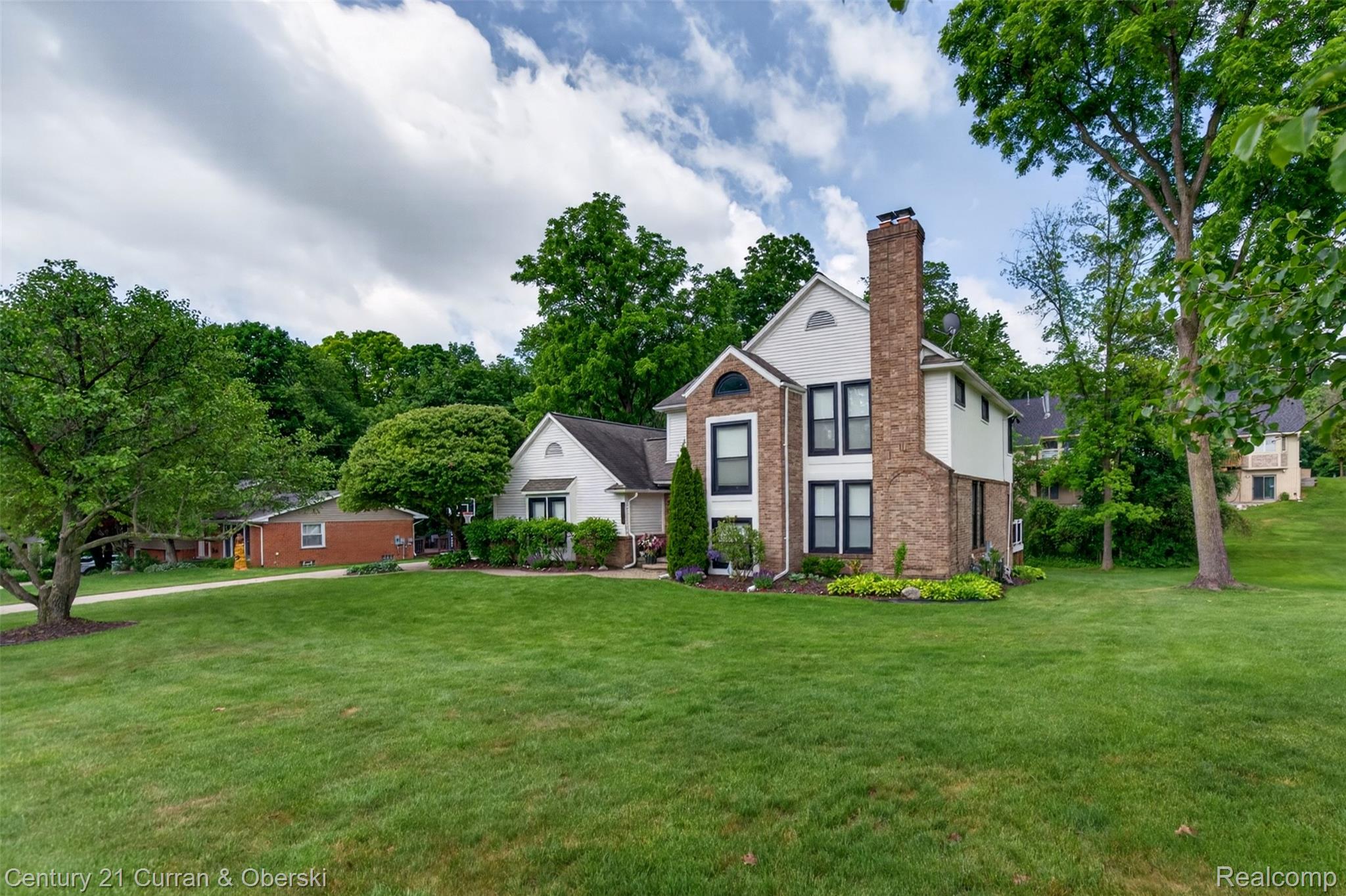 Welcome to 30999 Sudbury Street in Farmington Hills. This beautifully – image 73