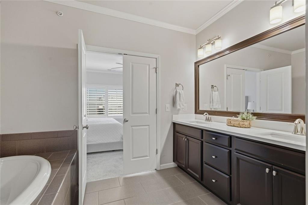 This beautifully maintained townhome in Sandy Springs offers an except – image 22