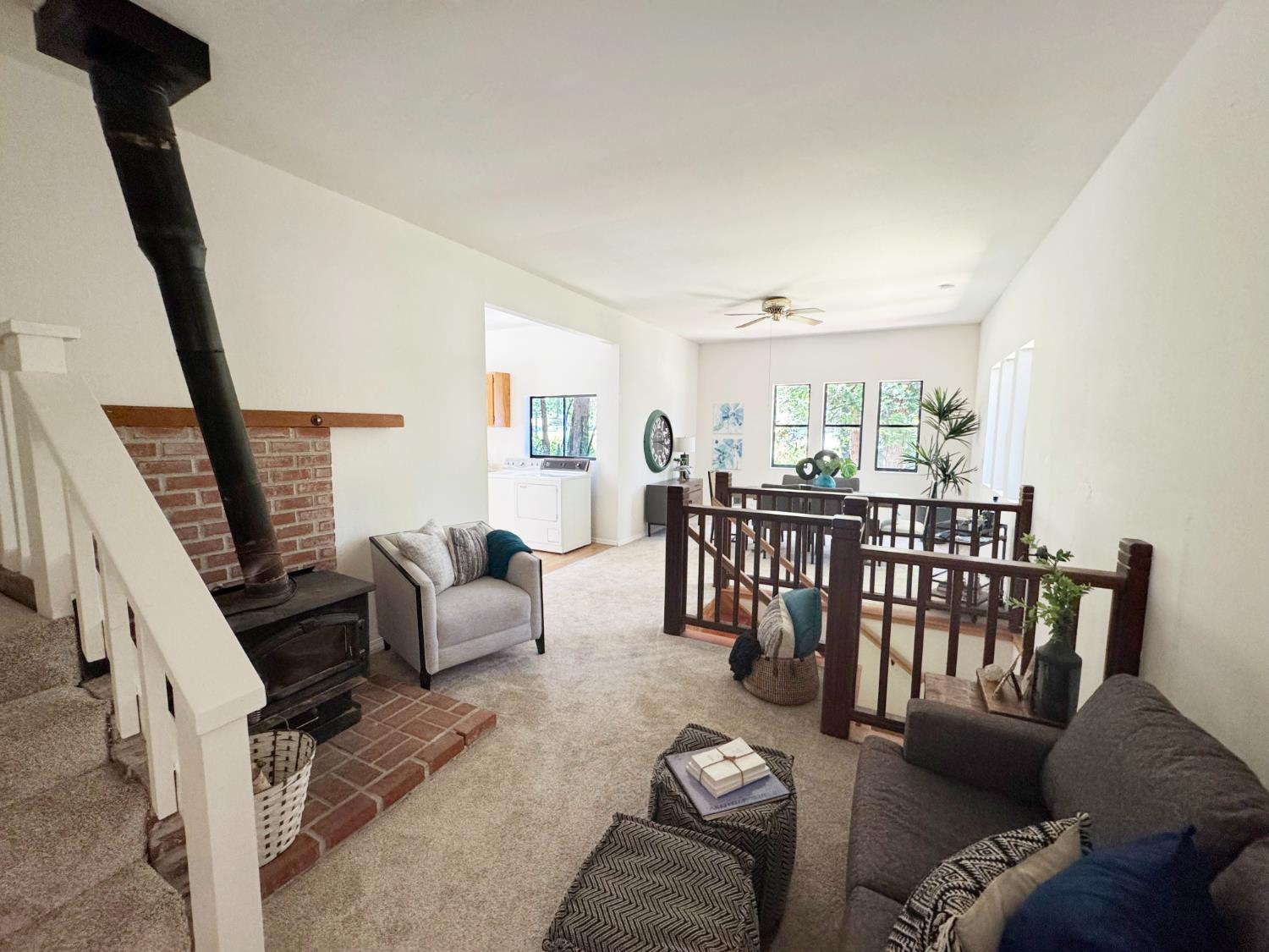 Come enjoy the privacy of this tucked-away home, perfectly positioned – image 3