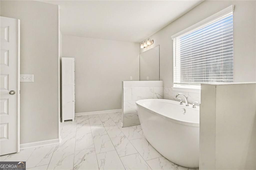 Beautiful home in the sought after Calcutta community! This spacious R – image 19