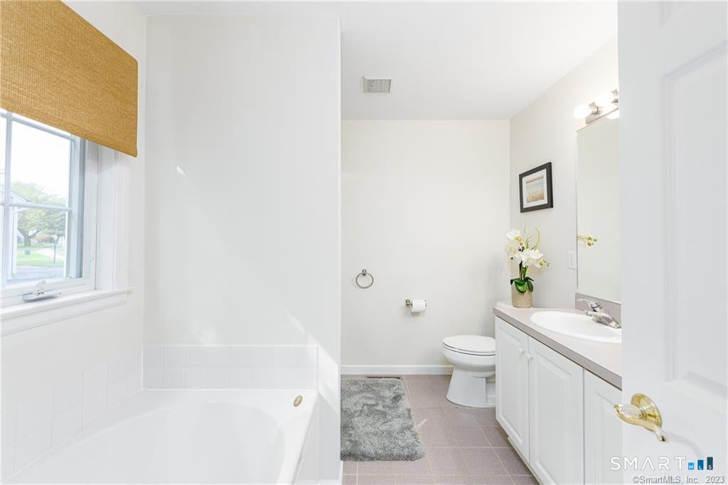 SPECTACULARLY DESIRABLE LOCATION! This rare-to-market single family is – image 21