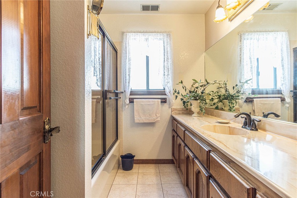 Something is refreshing about a home that actually gives you room to b – image 40