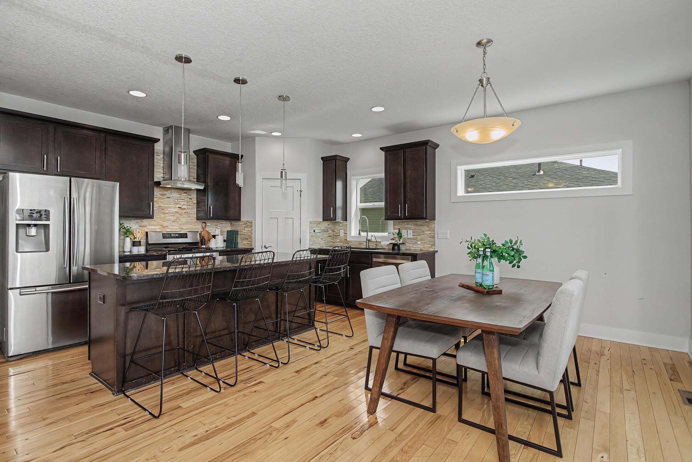 Beautifully crafted 1-story walk-out home in the highly desirable Sout – image 11
