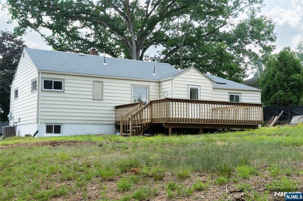 Welcome to 25 Lakeview Drive in Emerson! This beautifully renovated 3- – image 42