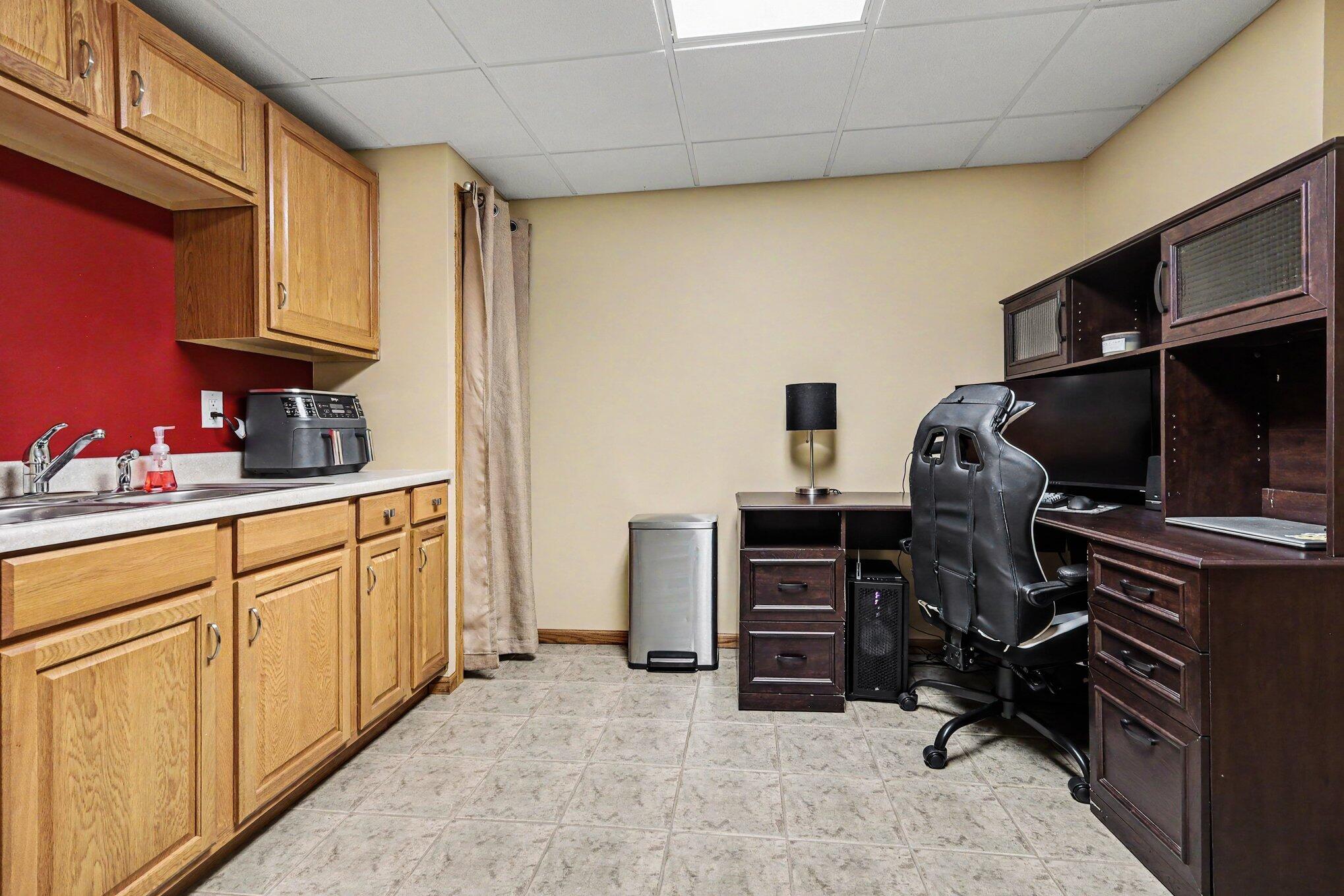 How does being located within minutes of the beach, restaurants, shopp – image 26