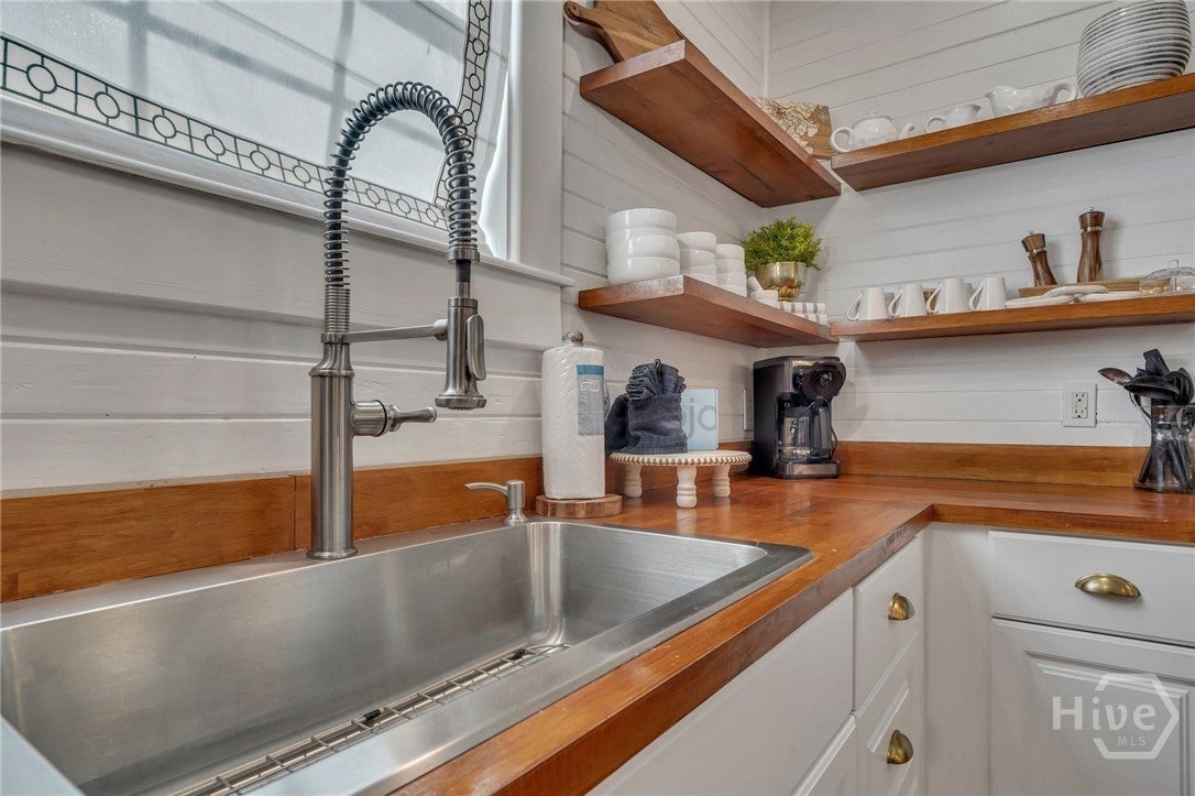 Charming raised, restored cottage in the heart of Tybee -a perfect ble – image 13