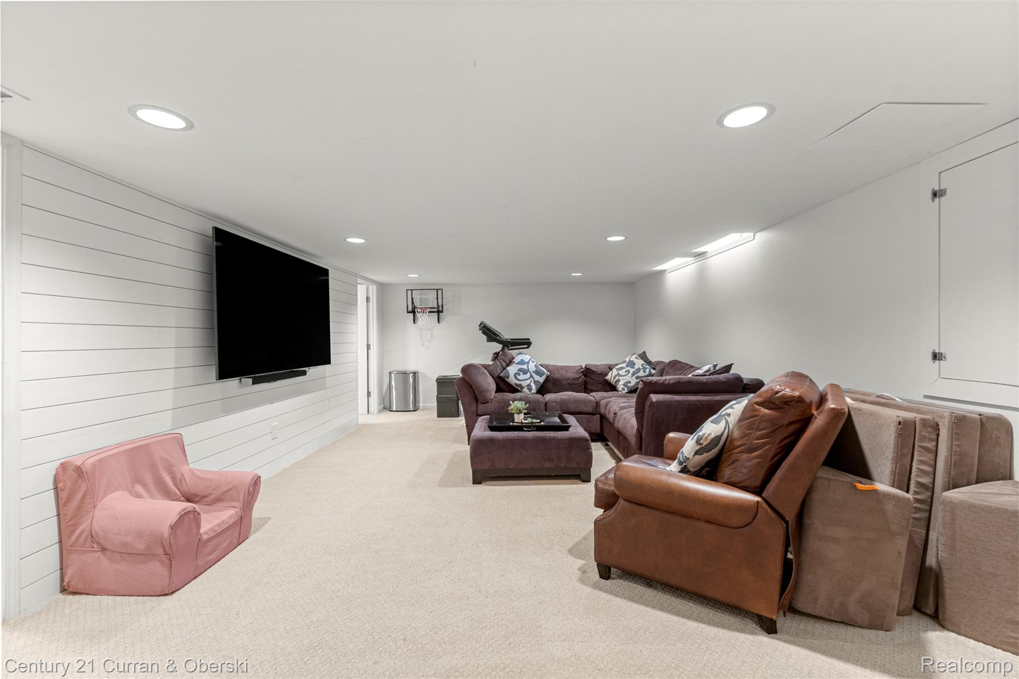 Welcome to 30999 Sudbury Street in Farmington Hills. This beautifully – image 44