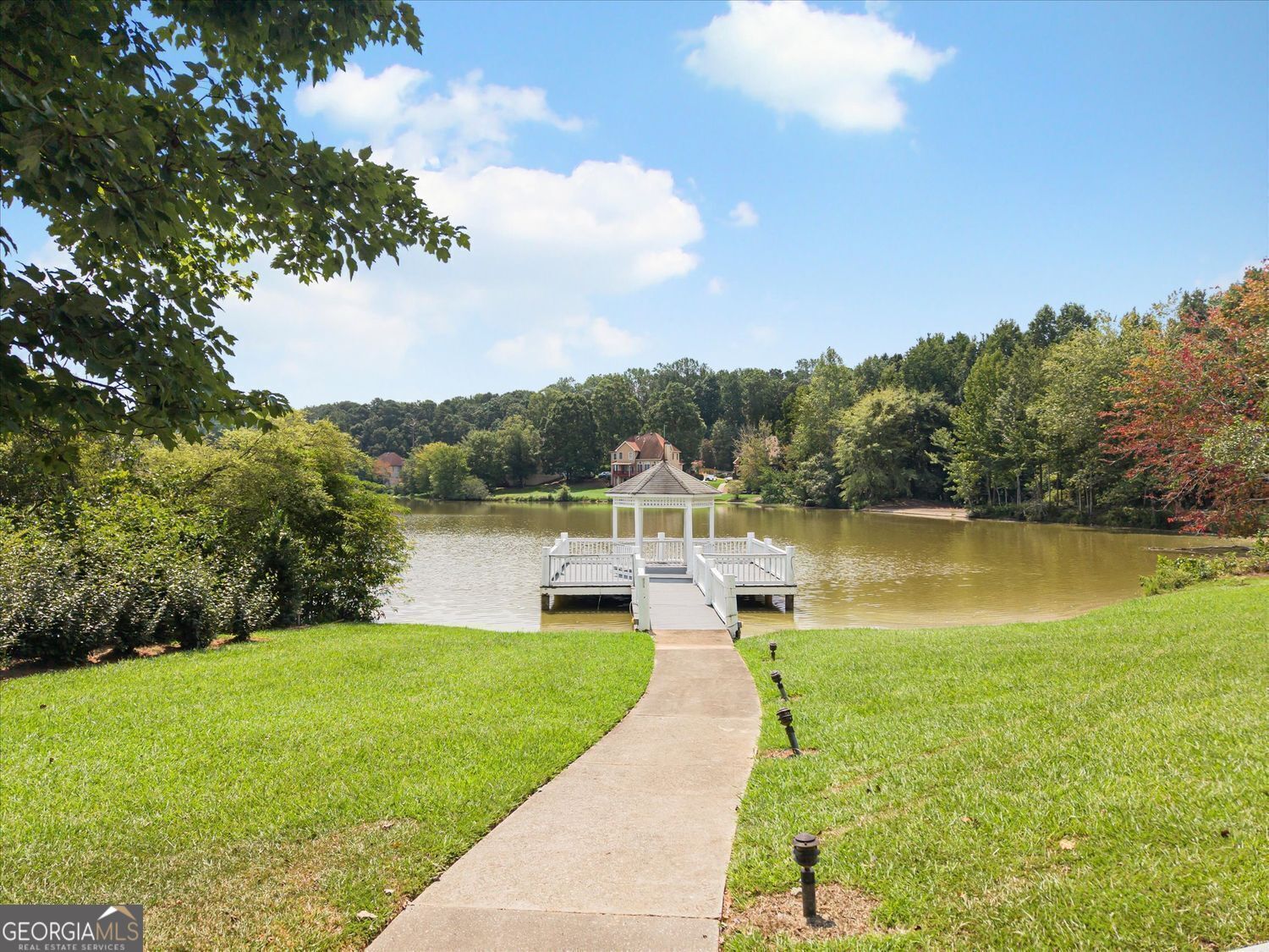 Fully finished basement with refined lakefront living in this beautifu – image 9